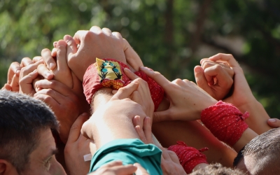 Els Castellers de Sabadell preparen la pinya per començar a pujar un castell